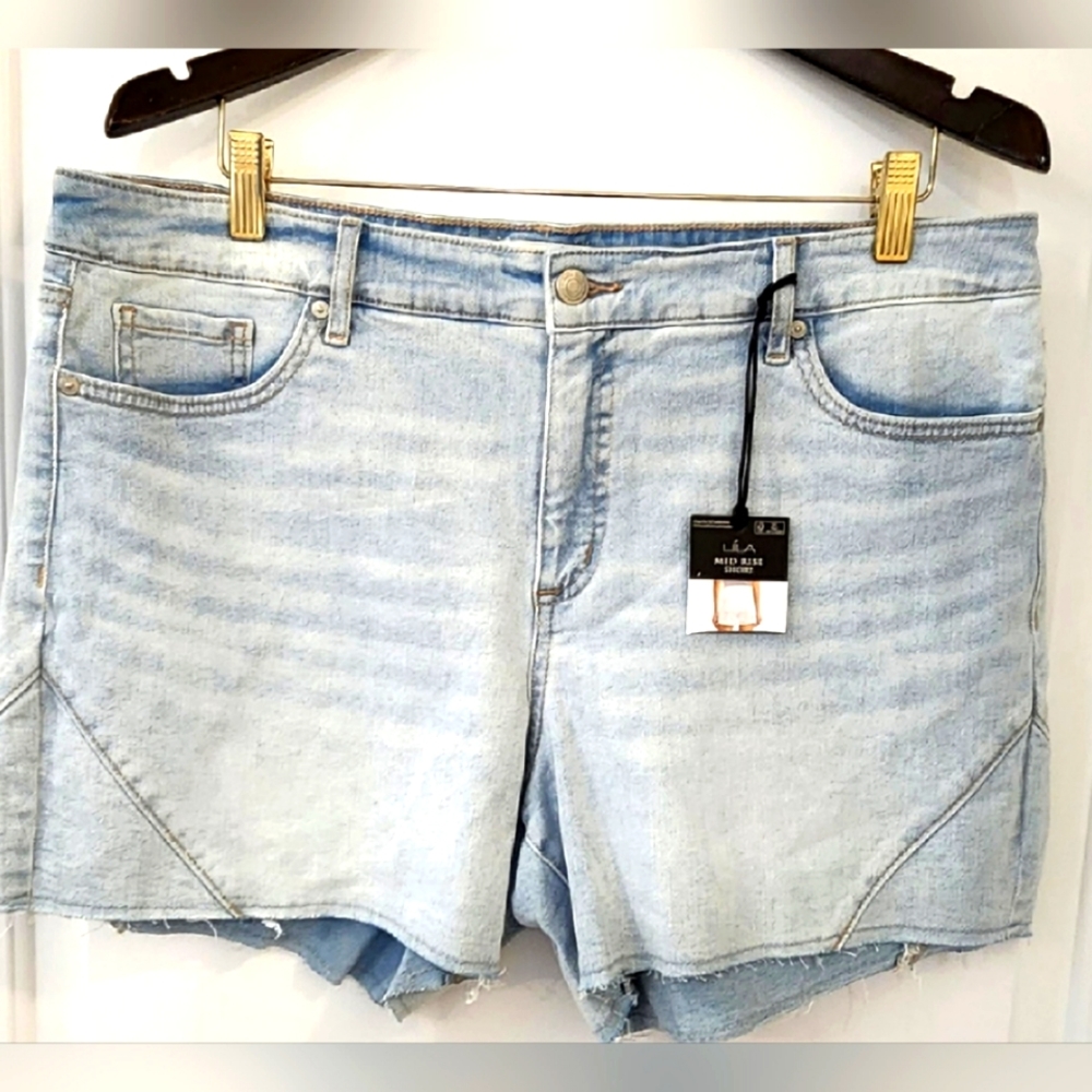 Sofia Vergara Jean's Shorts Size 16, NWT